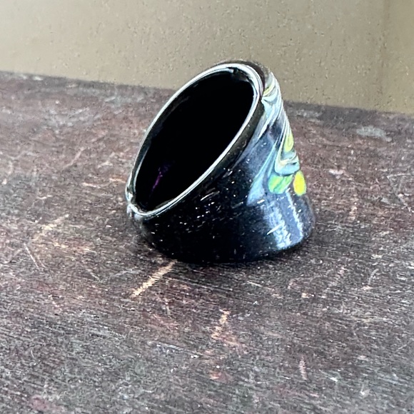 Green and Black Glass Swirl Ring, Size 9 - Picture 9 of 12